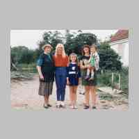 021-1009 Ilse Beister (links) mit den heutigen Bewohnern der Schmiede Oltersdorf.jpg